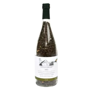 Wijnfles gevuld met zwarte zonnebloempitten