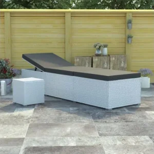 Witte rotan loungestoel met kussen en theetafel