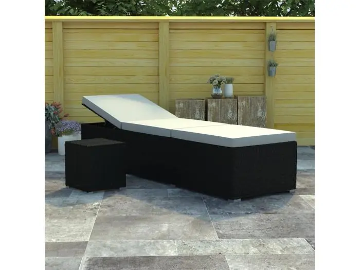 Cr??mewitte rotan loungestoel met kussen en theetafel